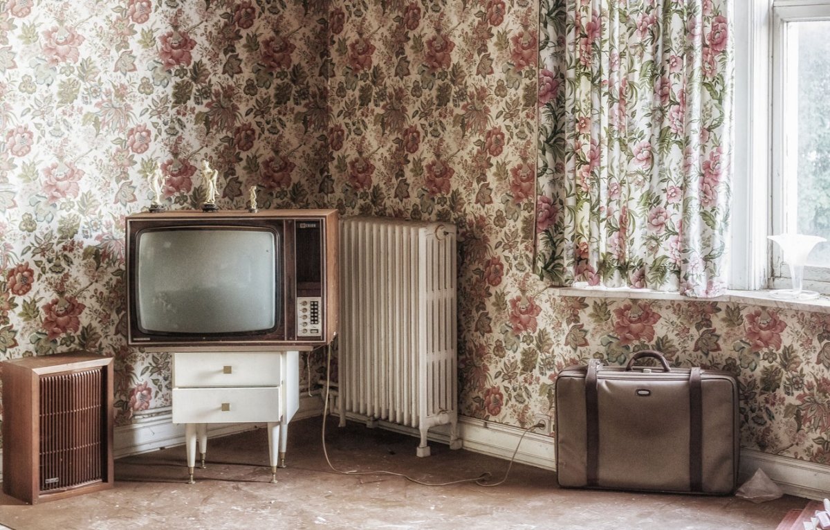 Комната со старыми обоями