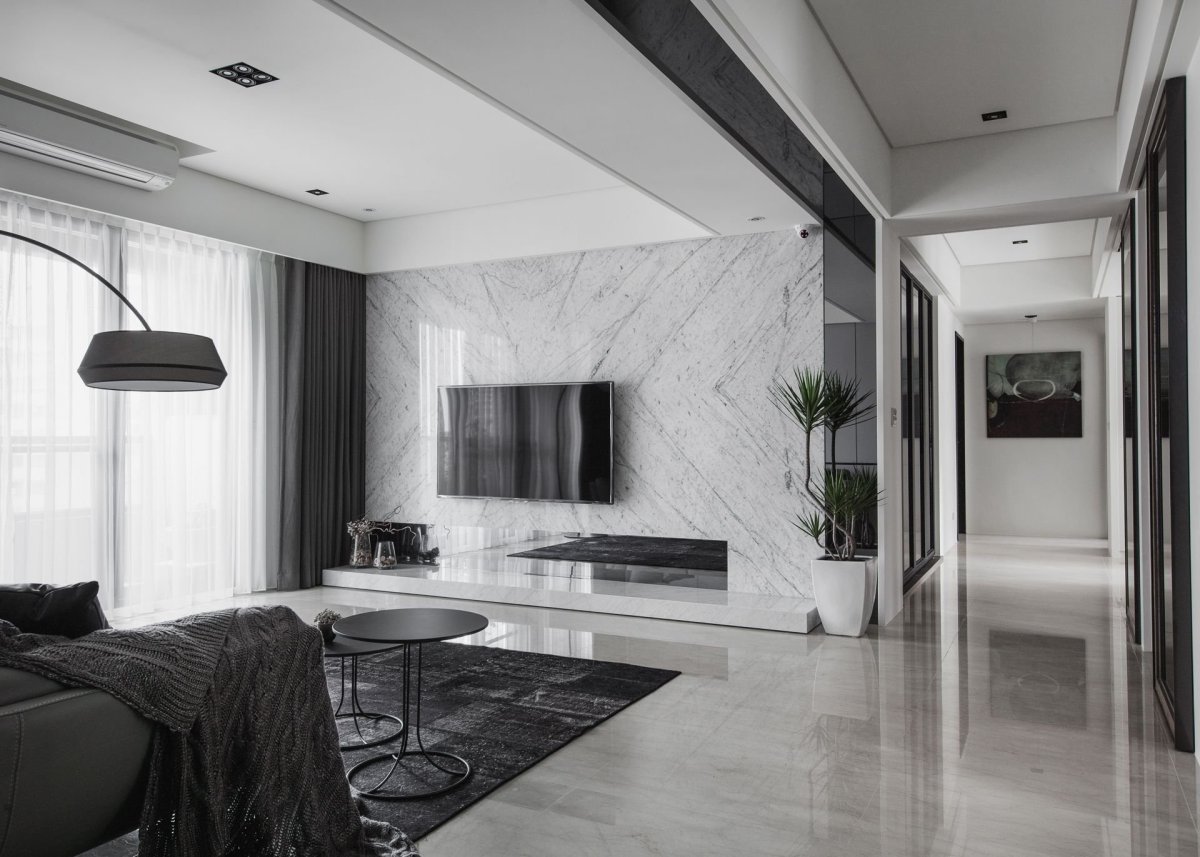 Мраморная стена в гостиной в современном стиле