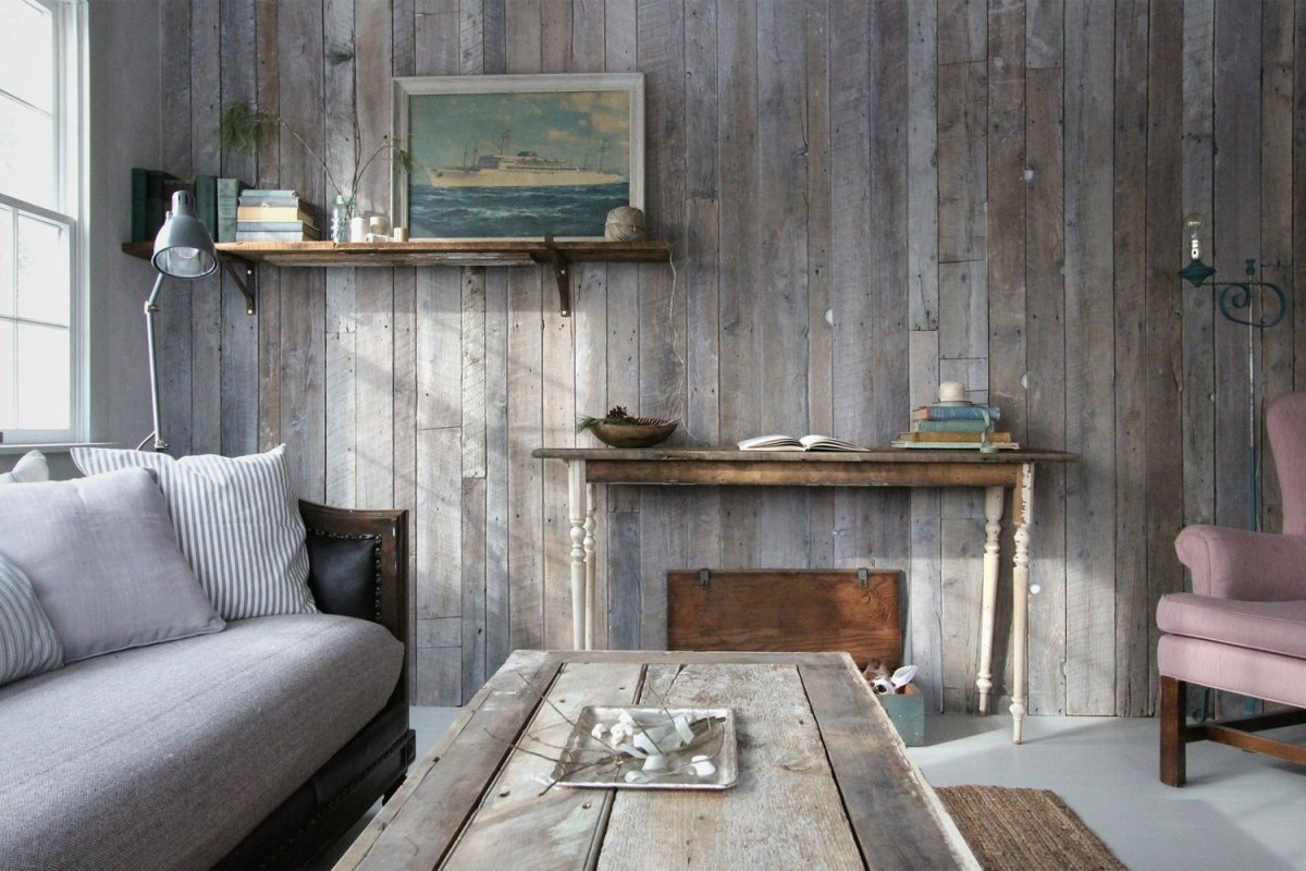 Стена состаренной доски в гостиной