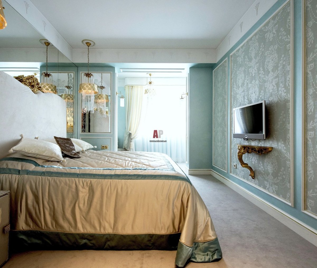 Декорирование стен молдингами