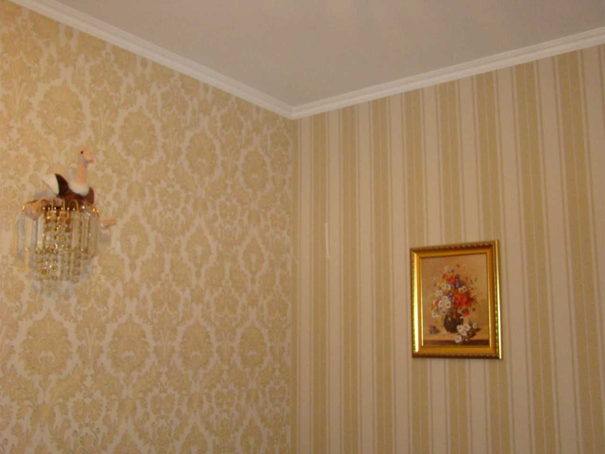 Багеты для стен с разными обоями