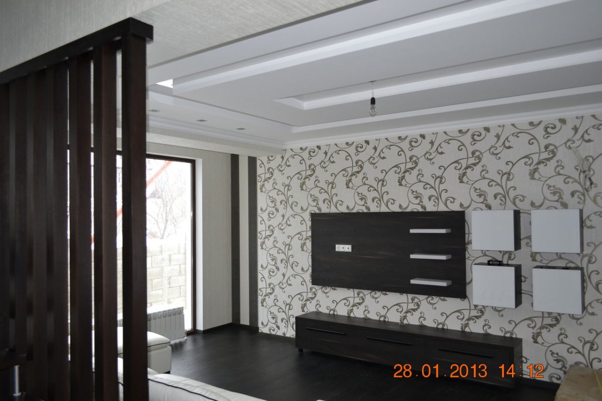 Багеты для стен с разными обоями в гостиной