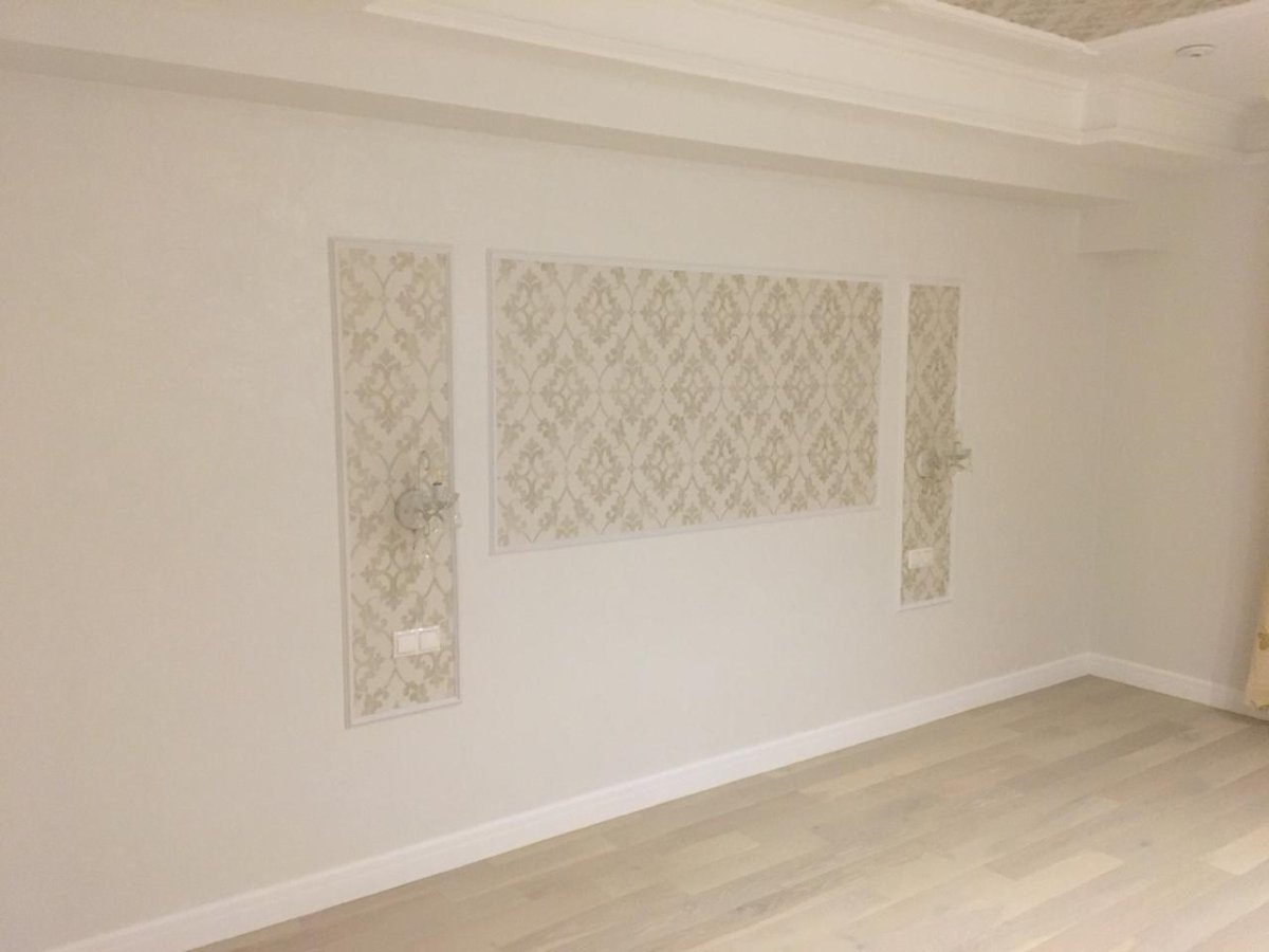 Вставка из обоев на стене