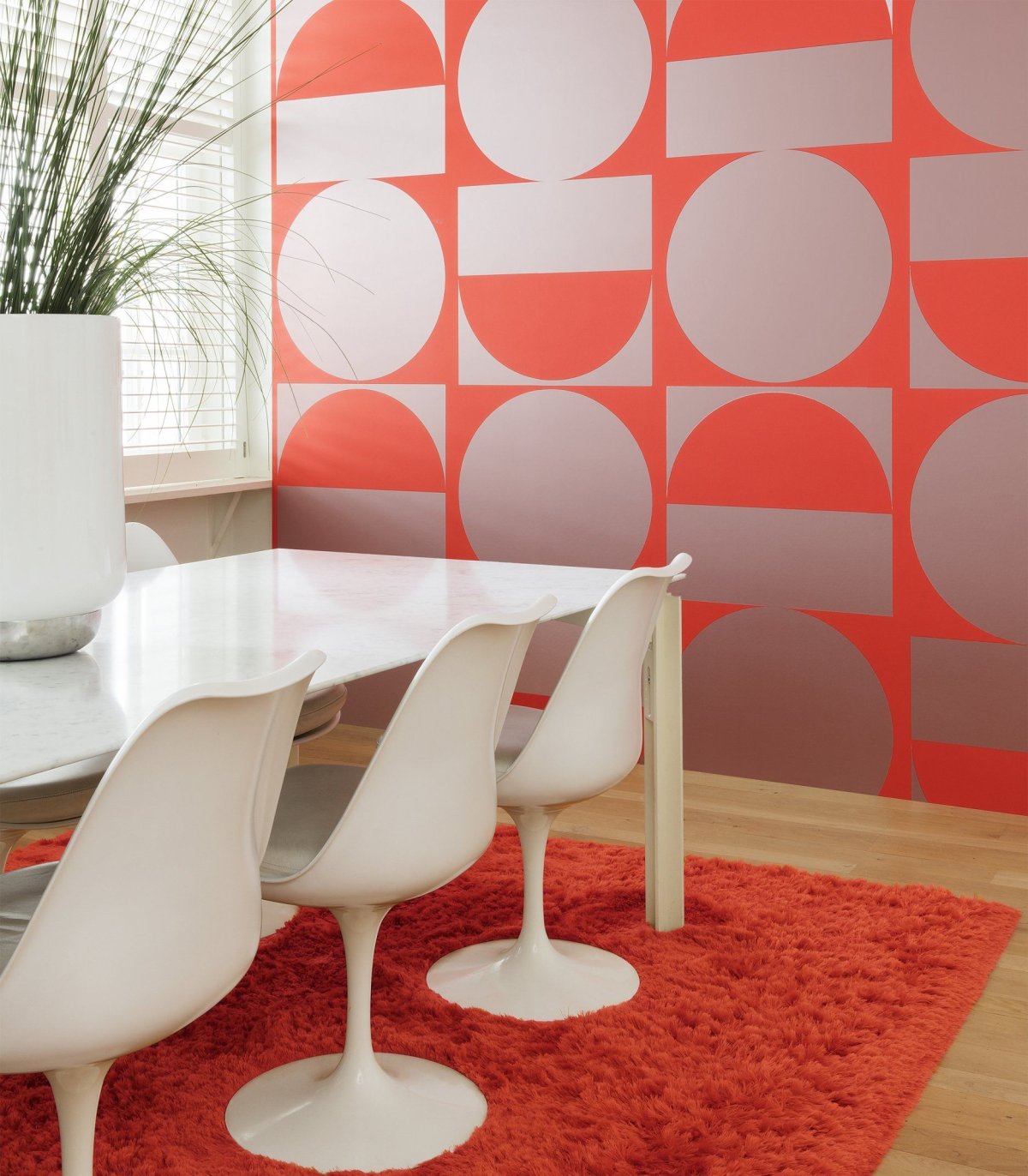 Обои красные круги в интерьере