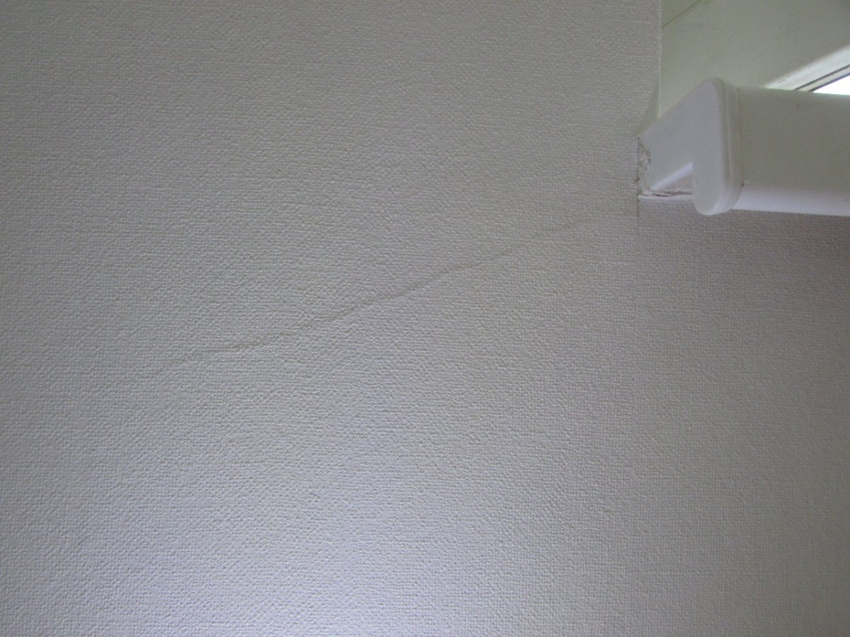 Обои разошлись на стыках