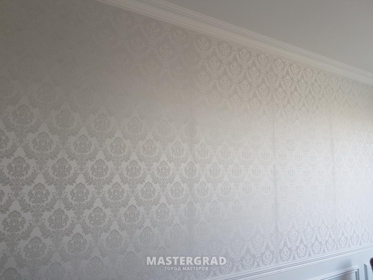 Стыки на однотонных обоях