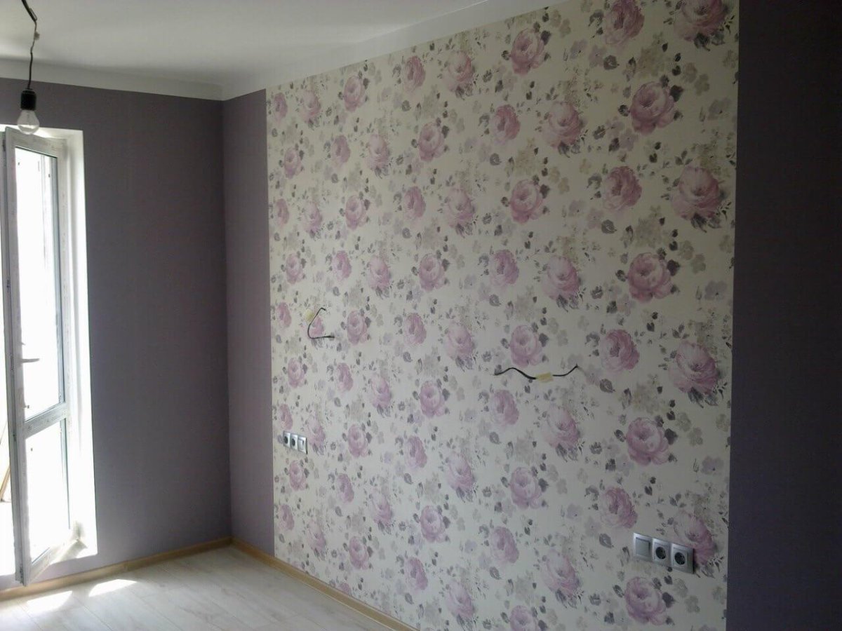 Поклейка двух видов обоев в комнате