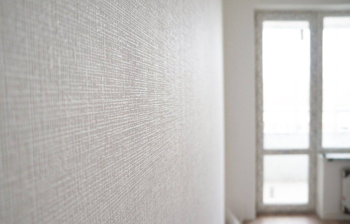 Обои под покраску в интерьере гостиной