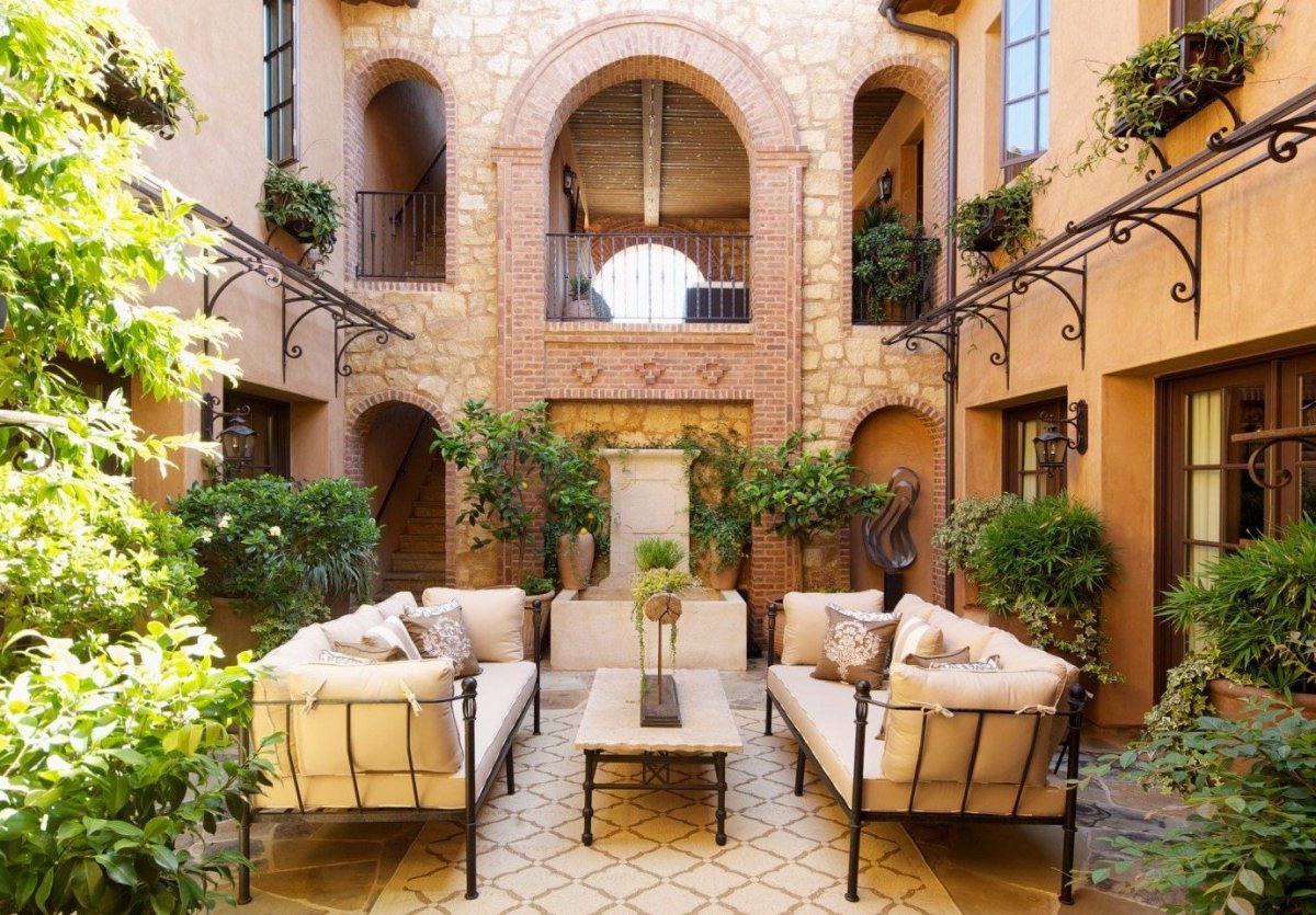 Патио внутренний дворик в Италии
