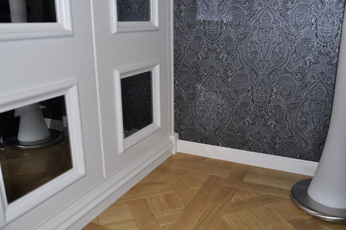 Стык плитки и обоев