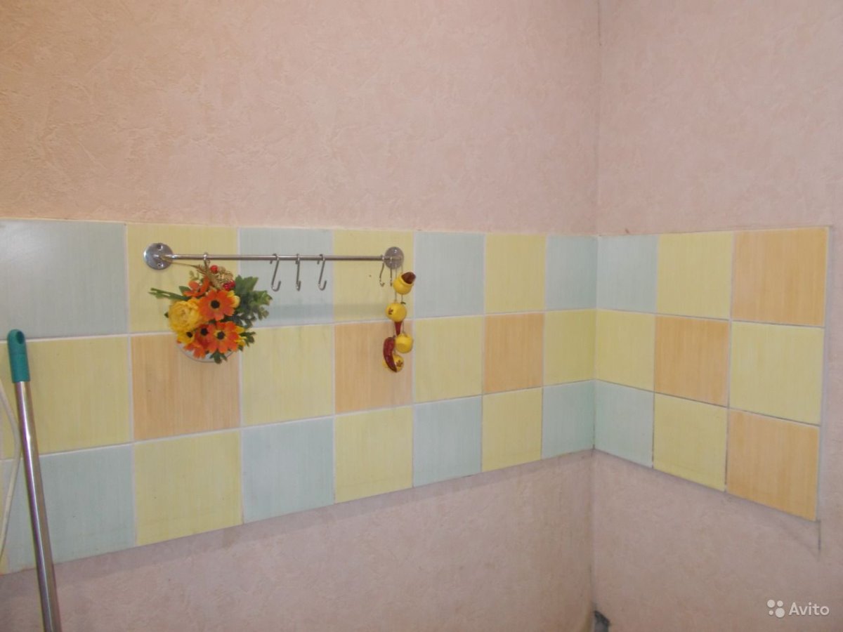 На что клеится потолочная плитка