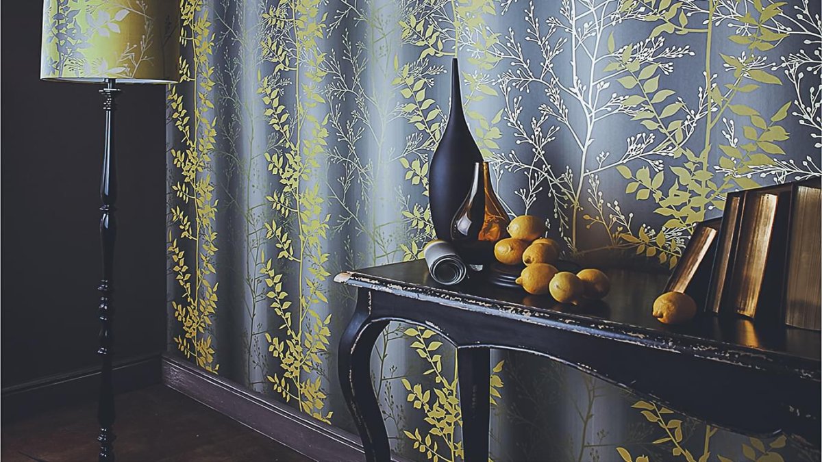 Произвести оклейку стен обоями без подборки рисунка