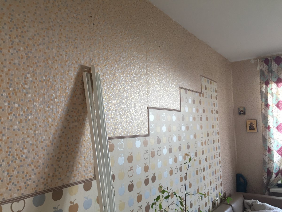 Ванная с обоями и плиткой