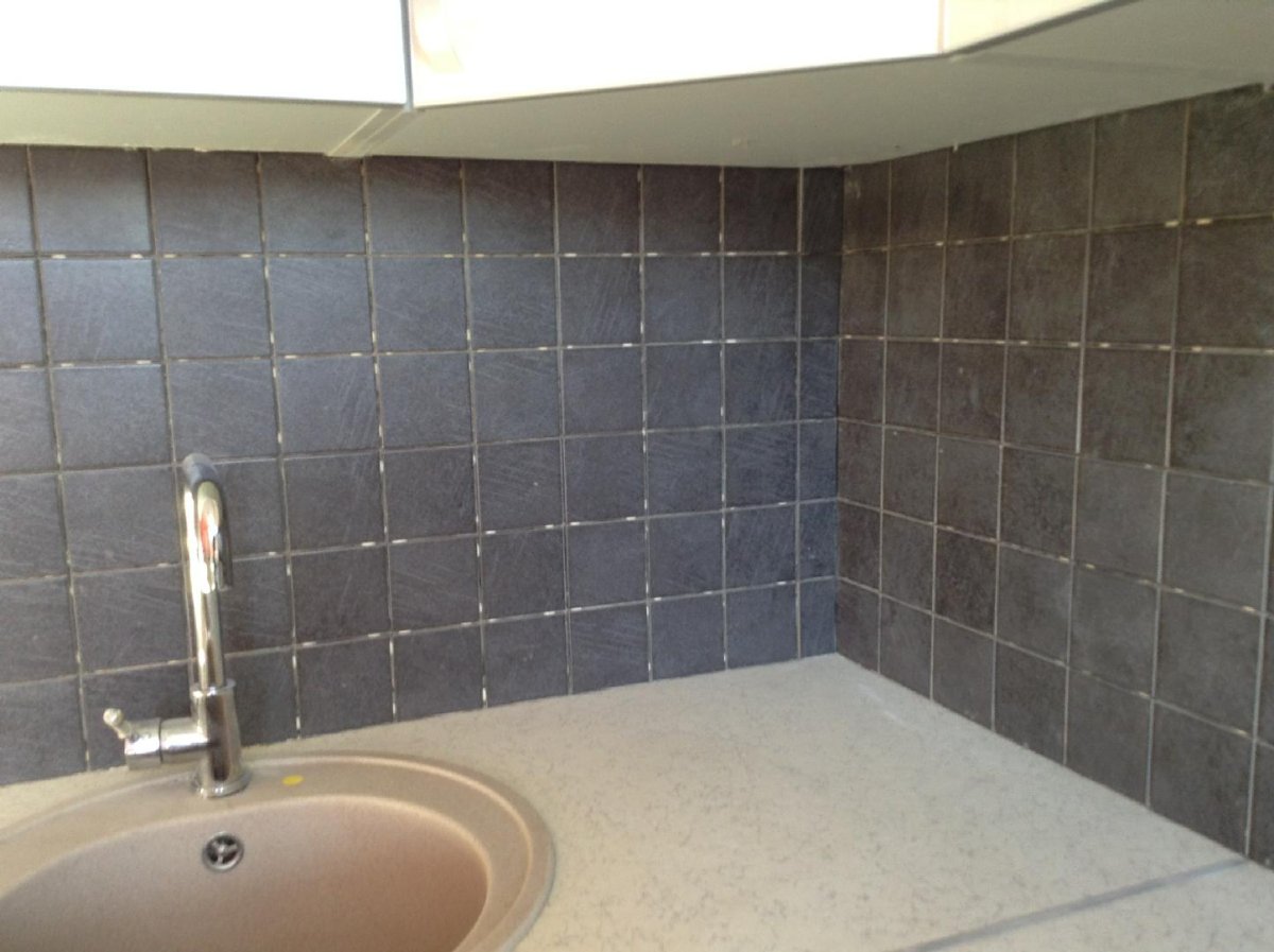 Отделка кухни обоями