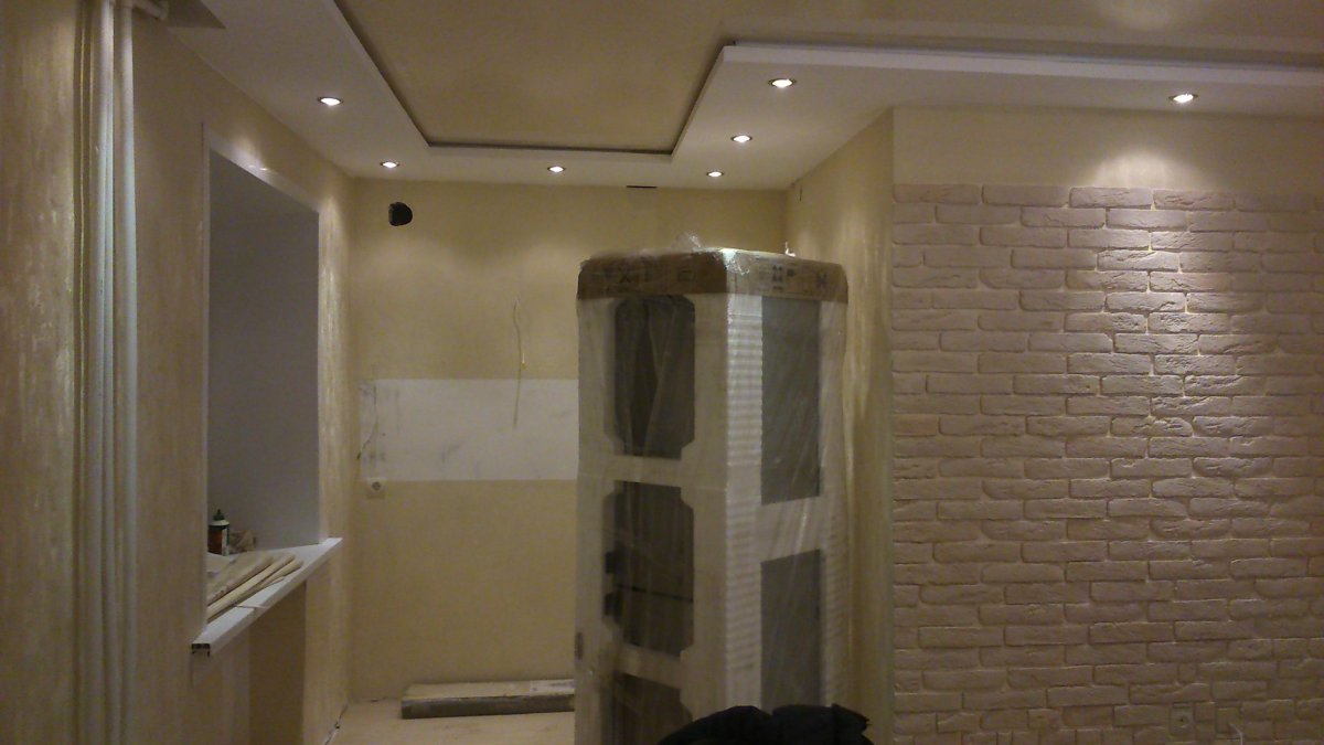 Стык плитки и линолеума в коридоре