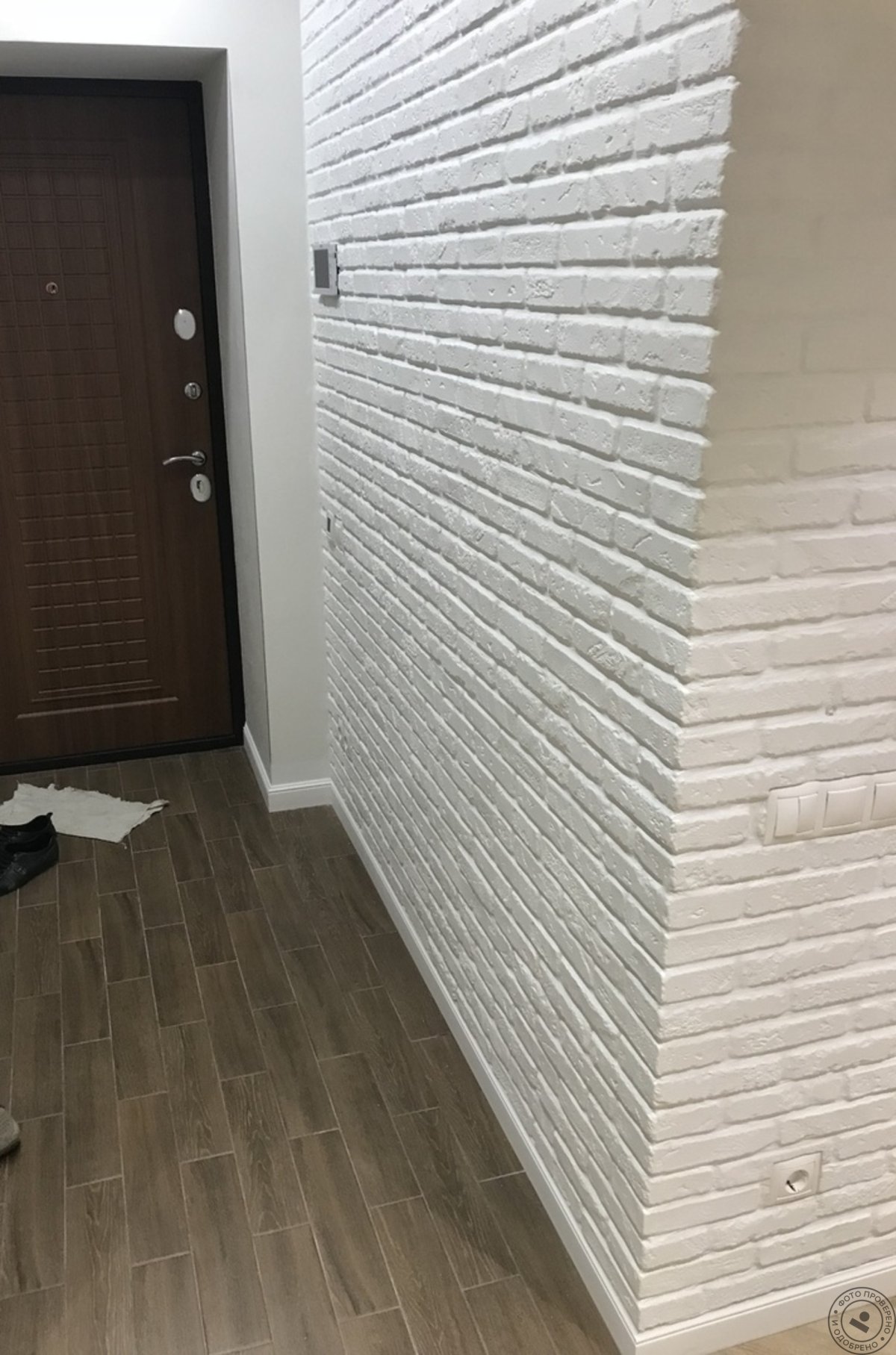 Стык плитки и обоев на стене