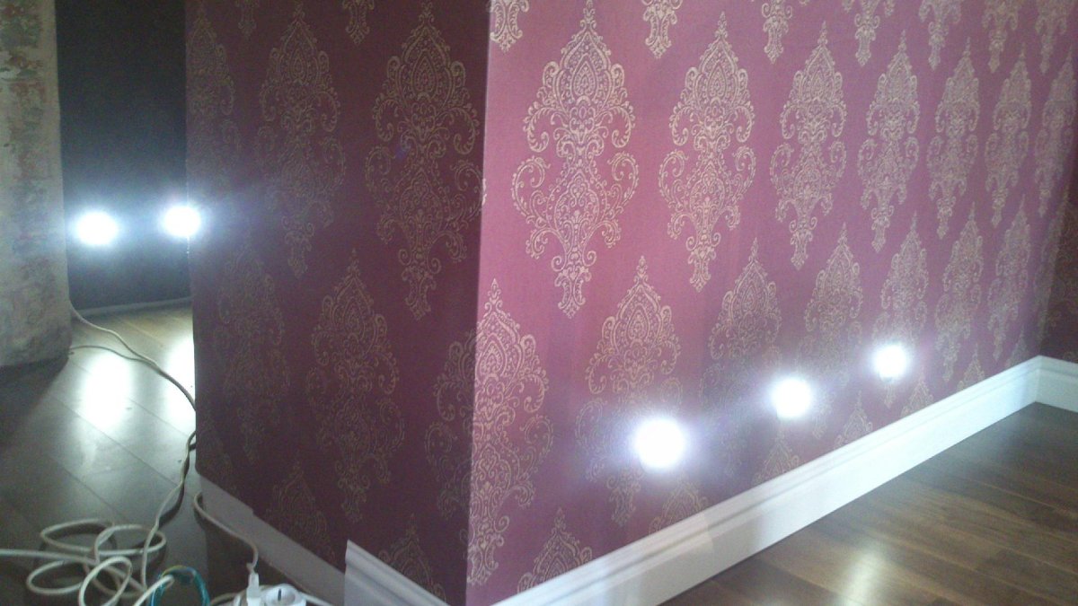 Светодиоды на стыке обоев