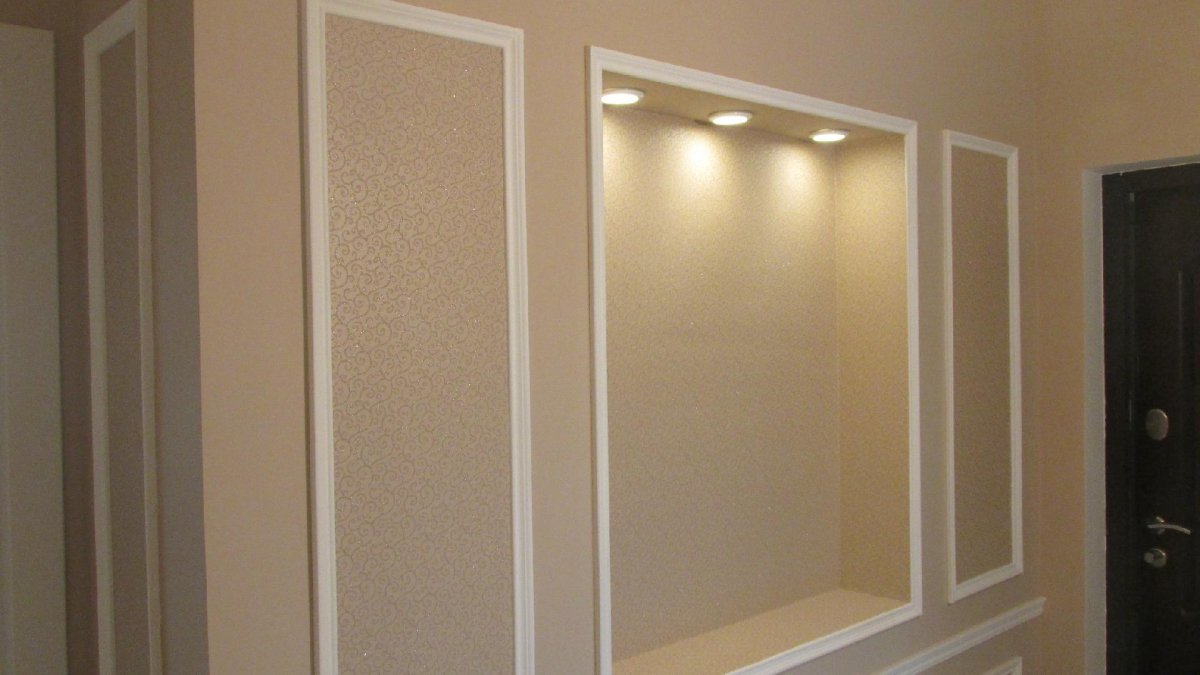 Молдингами прячем стыки обоев на дверные проемы