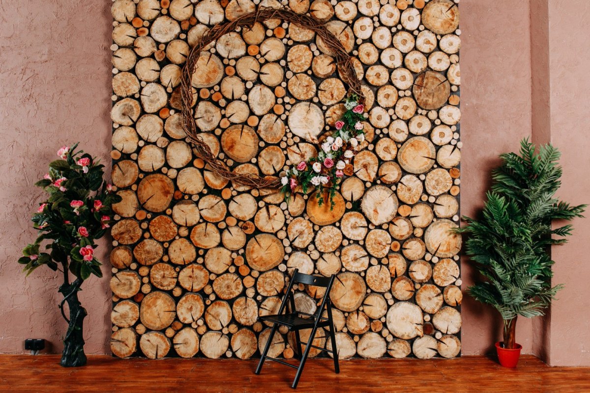 Декор стены деревянными спилами