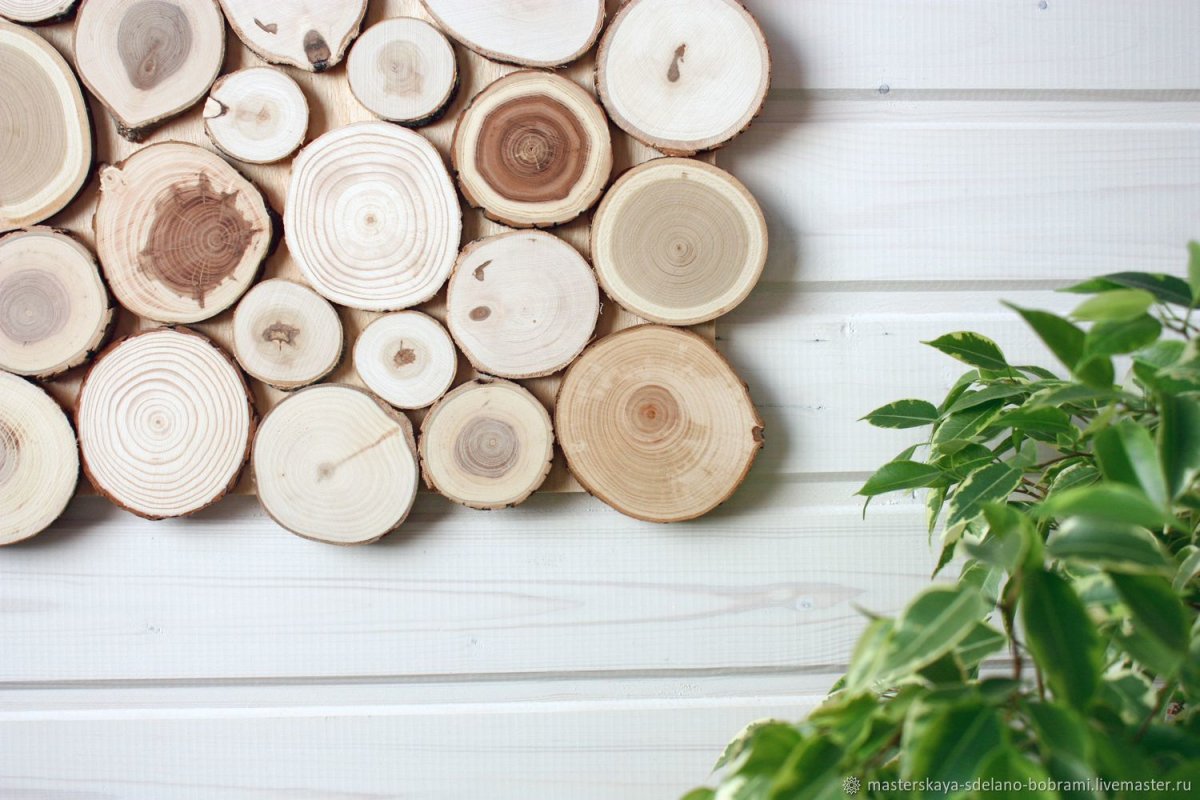 Отделка комнаты камнем и деревом