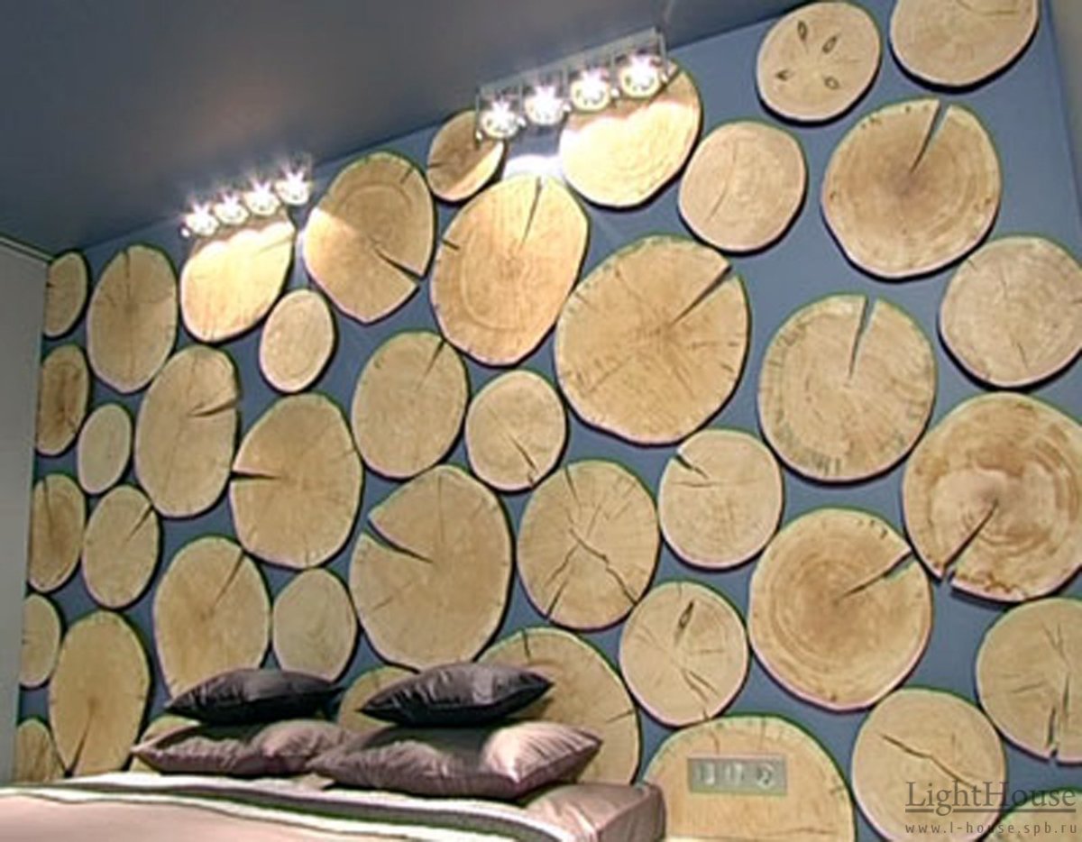 Стена из круглых спилов дерева