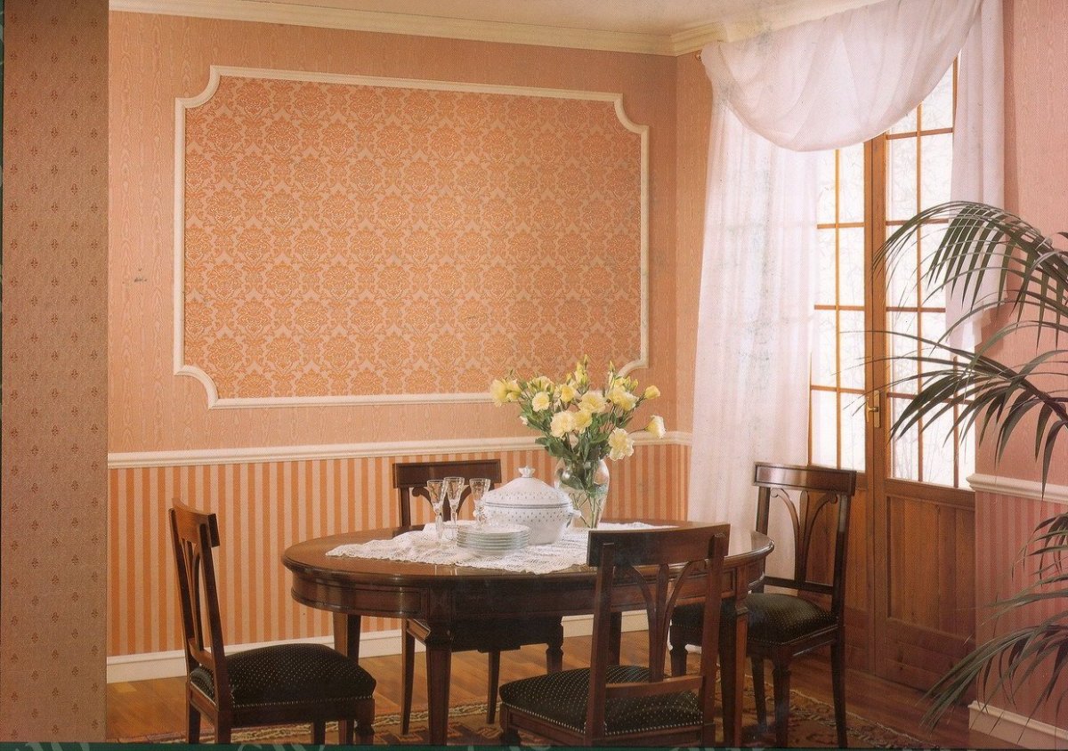 Обои в рамке на стене в интерьере кухни