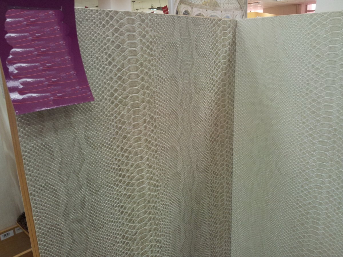 Обои под питона в интерьере