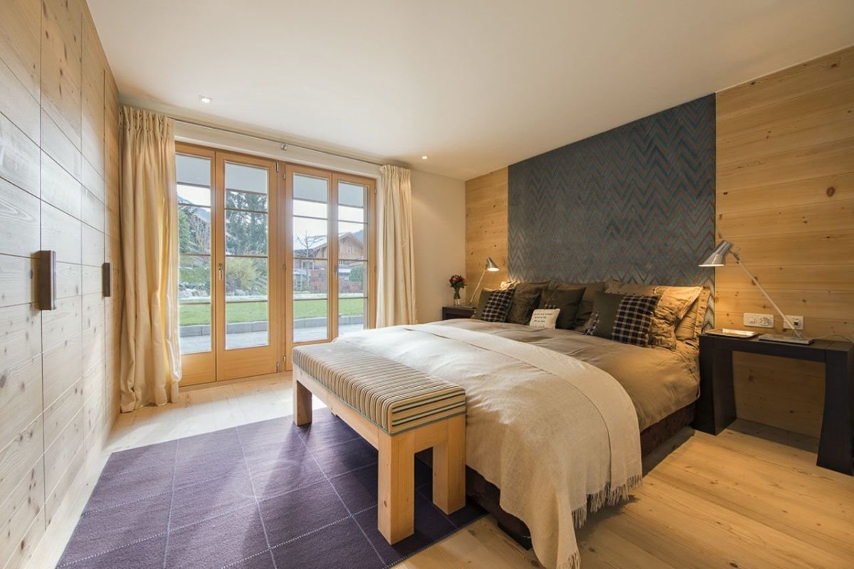 Деревянная стена в спальне