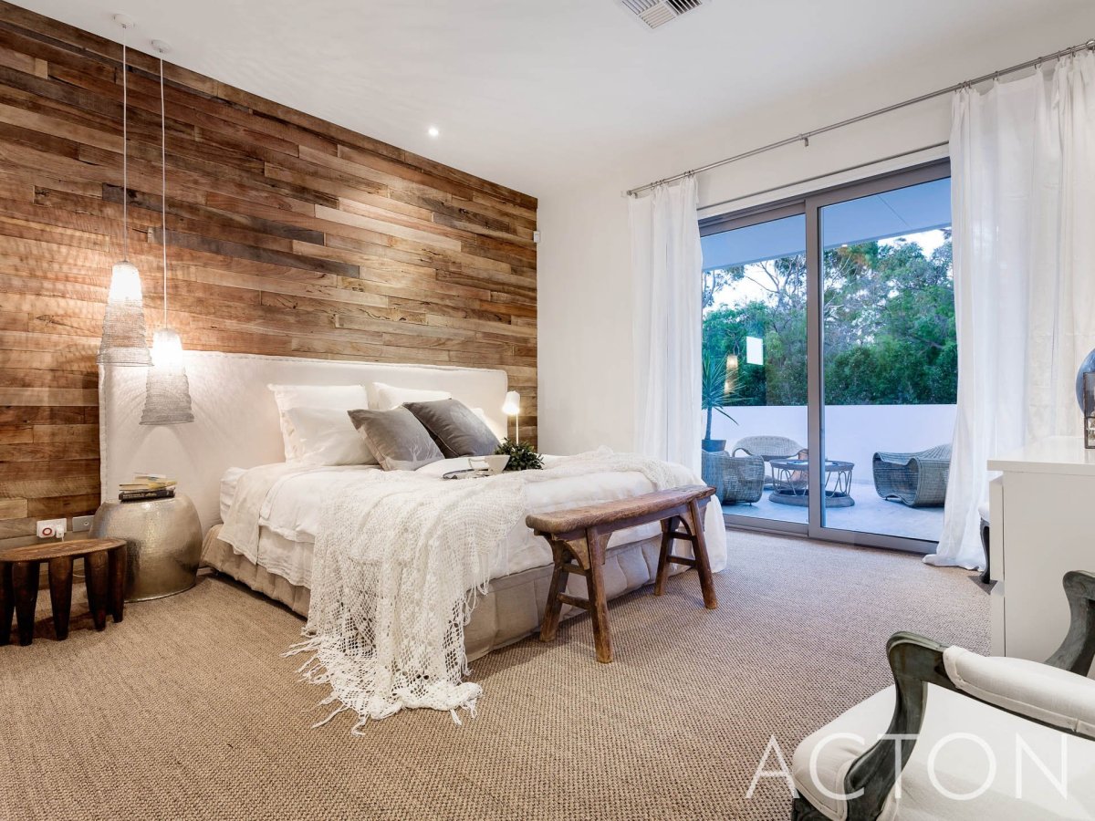 Спальня с деревянными элементами