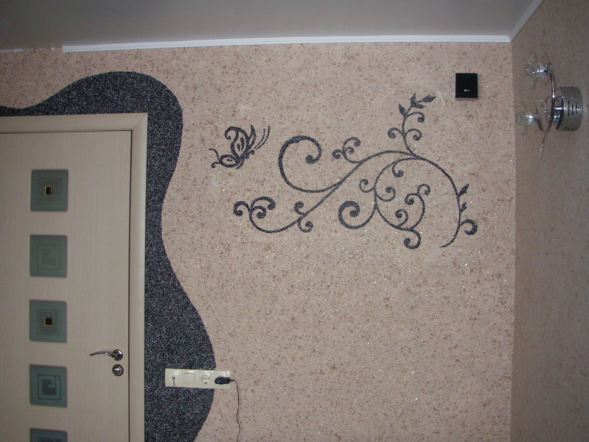 Нанесение жидких обоев на потолок