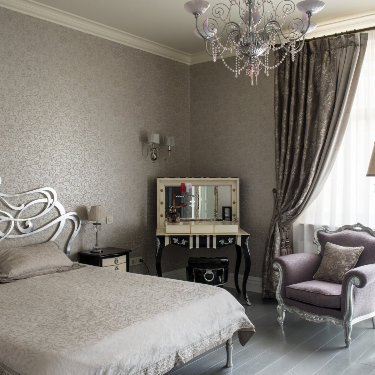 Золотые молдинги в интерьере