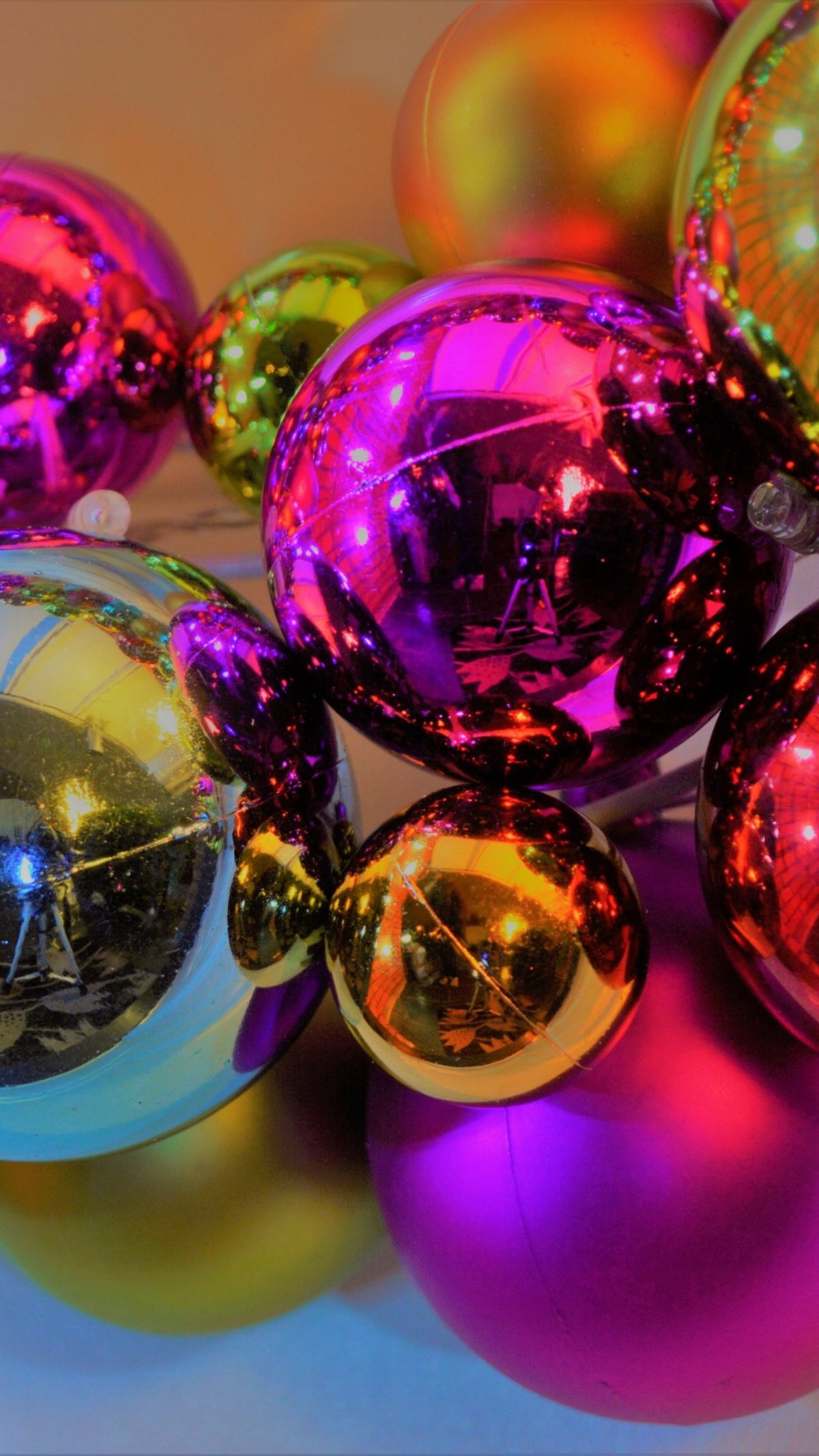 Разноцветные елочные шары