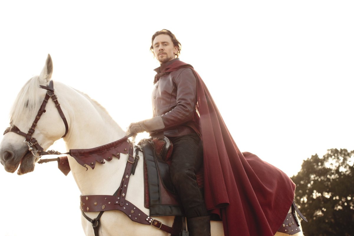 Принц на коне том Хиддлстон