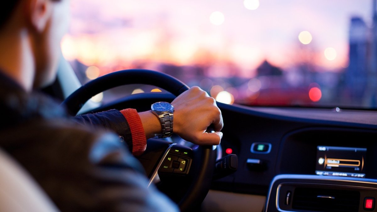 Пацан за рулем машины