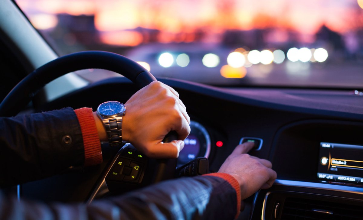 Парни за рулем автомобиля