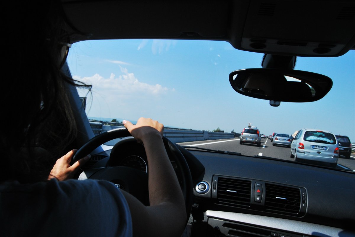 Девушка за рулем со спины