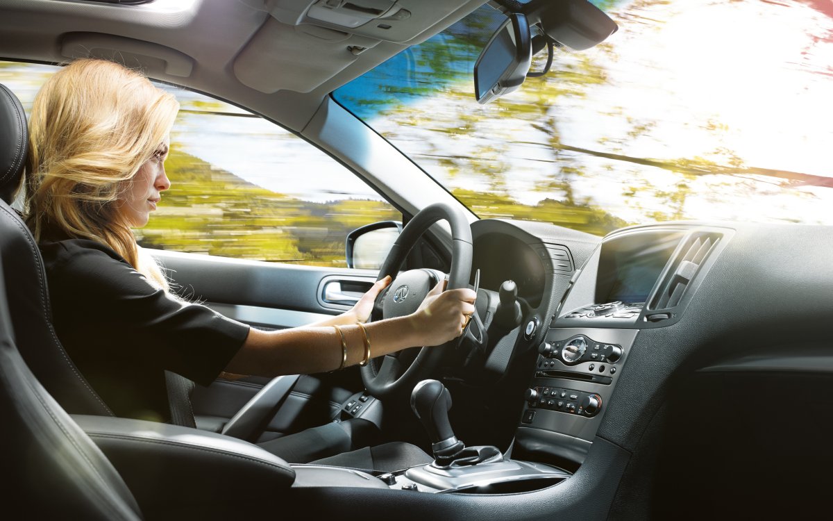 Девушка водит машину