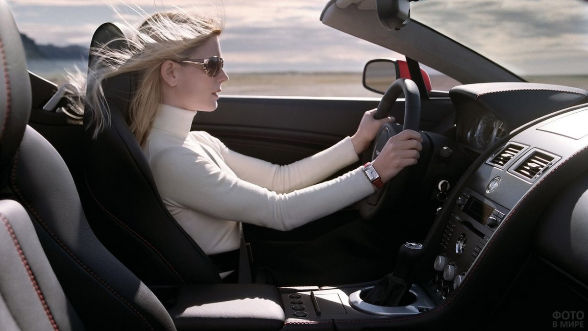 Блондинка в машине