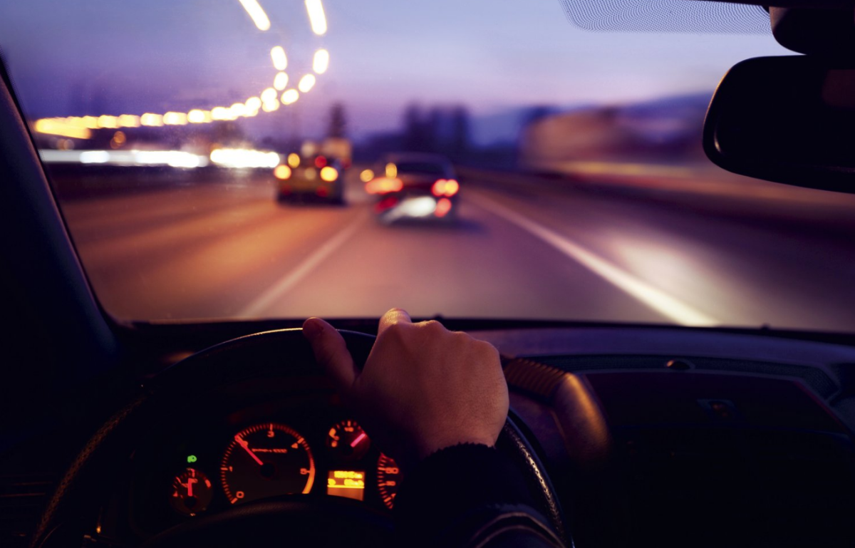 Машина на дороге ночью