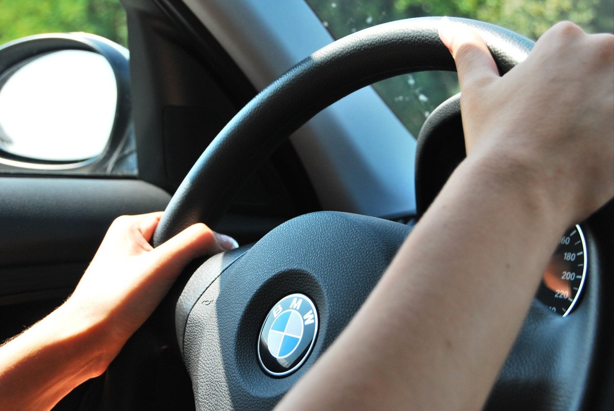 Девушка за рулем БМВ