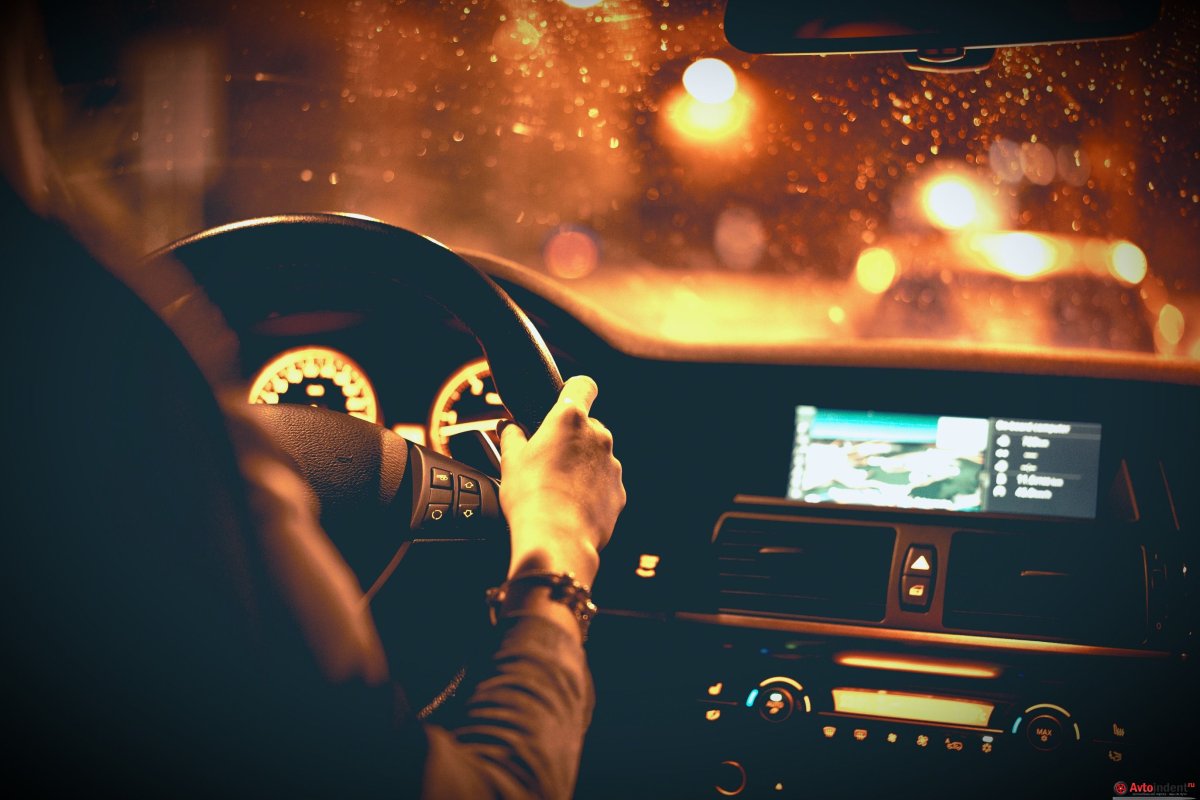 Девушка за рулем ночью