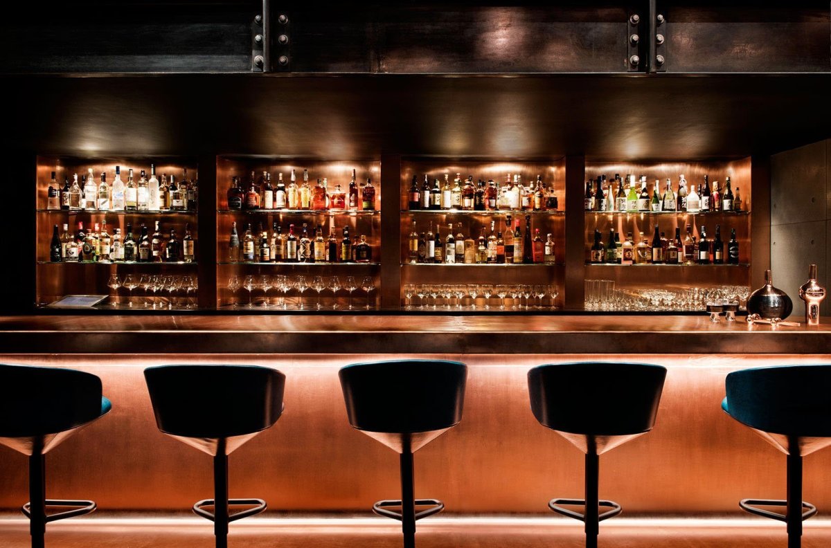 Барная стойка в пабе