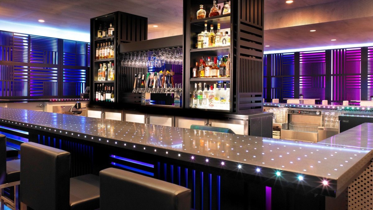 Красивая барная стойка в баре