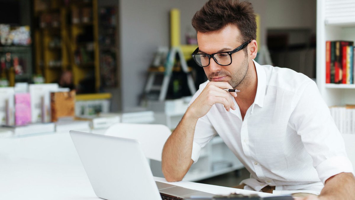 Мужчина в офисе