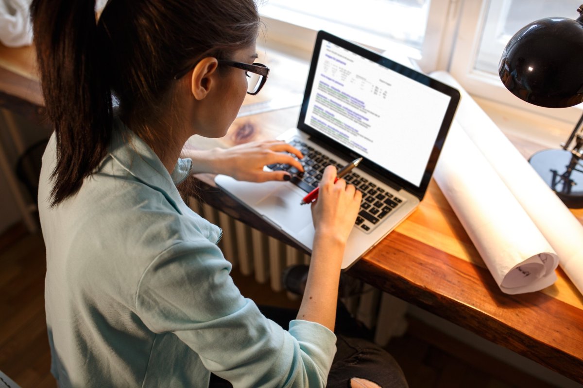 Мужчина в офисе за компьютером