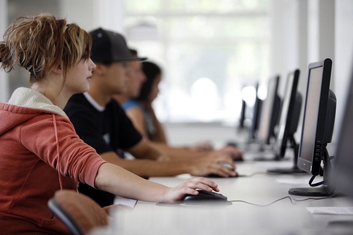 Человек с ноутбуком