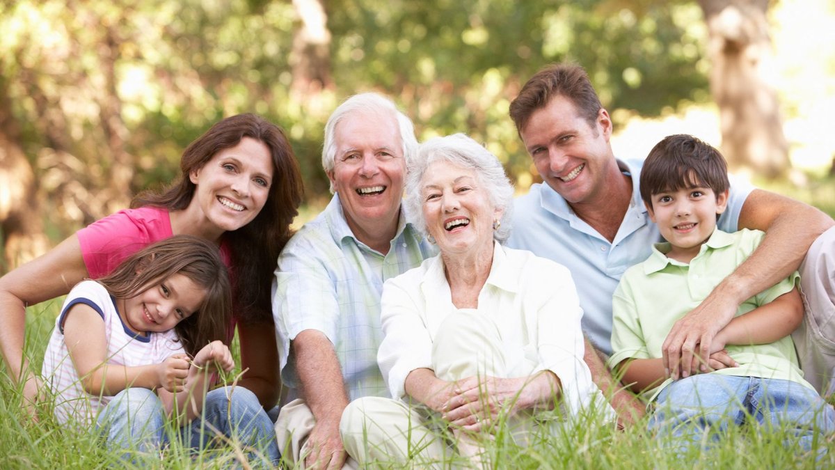 Семья с бабушкой и дедушкой