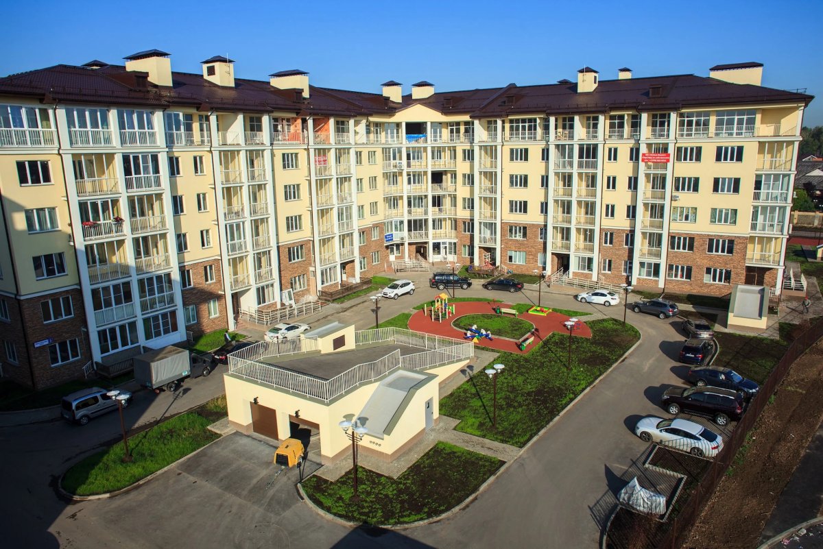 Кирпичный многоэтажный дом