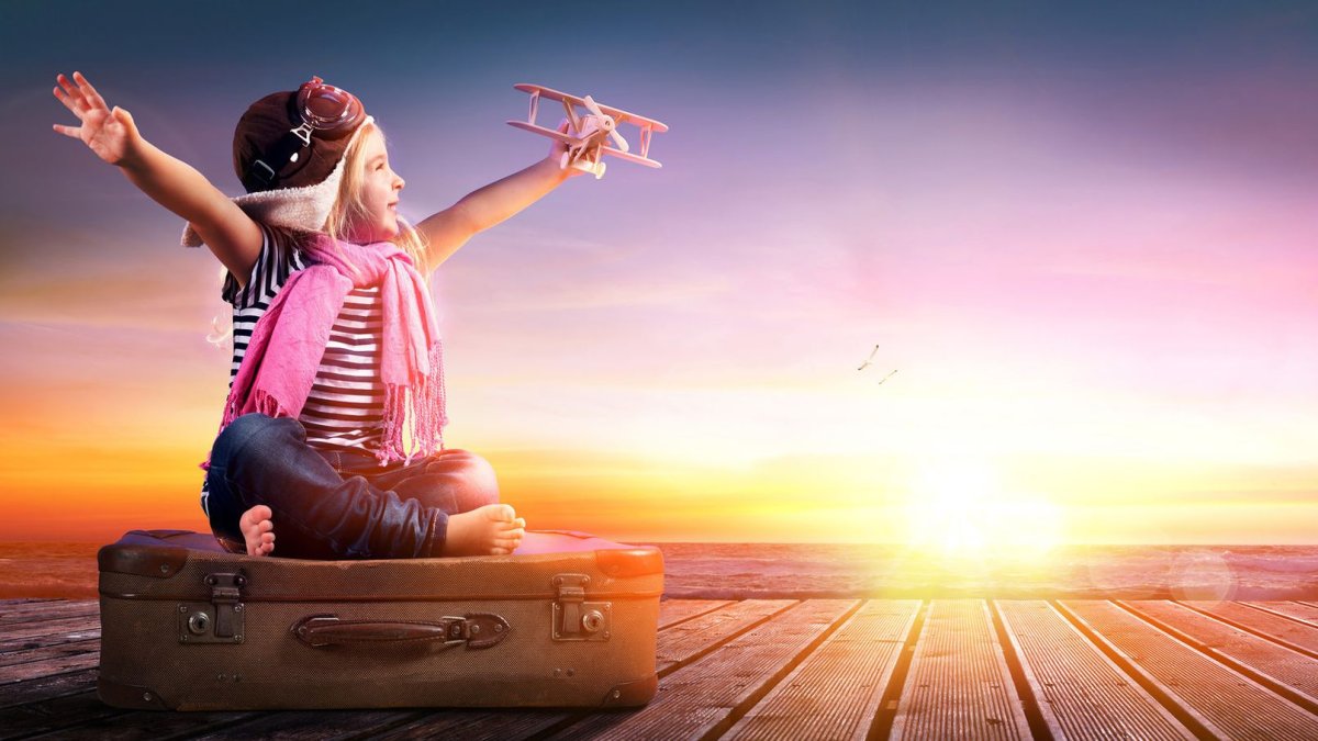 Девушка с чемоданом