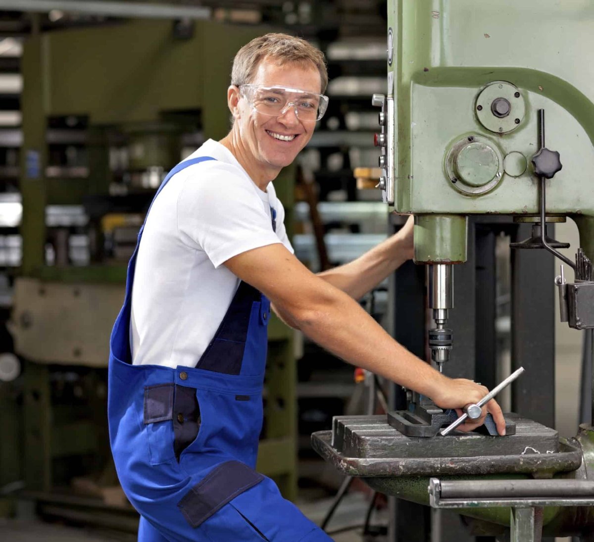 Сборщик клепальщик